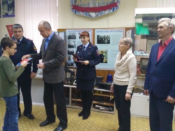 В День Конституции РФ юным гражданам вручили паспорта